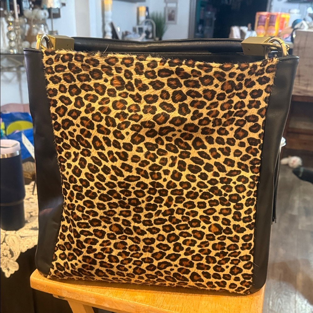 Chic Leopard Print Shoulder Bag